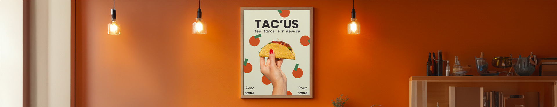 Photo d'une affiche publicitaire en décoration sur un mur