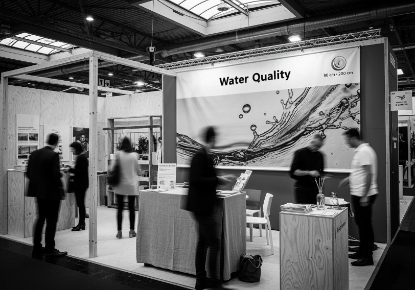 photo d’une bâche publicitaire sur un stand professionnel