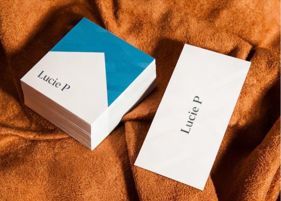 photo d’une carte de visite au format carré et une au format rectangulaire